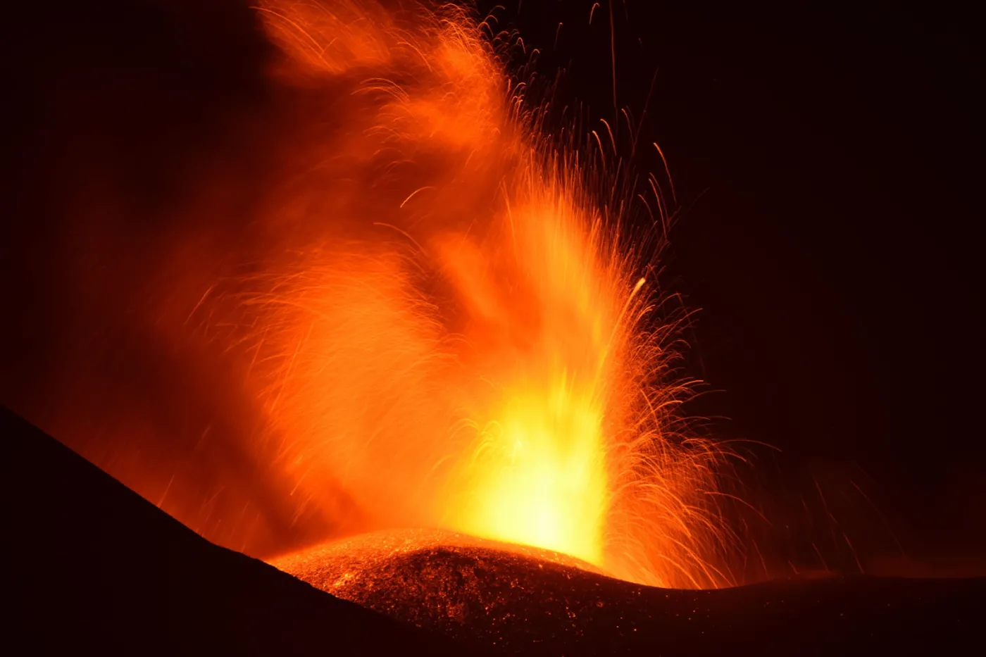 Lotnisko w Katanii zamknięte. Powodem aktywność wulkanu Etna