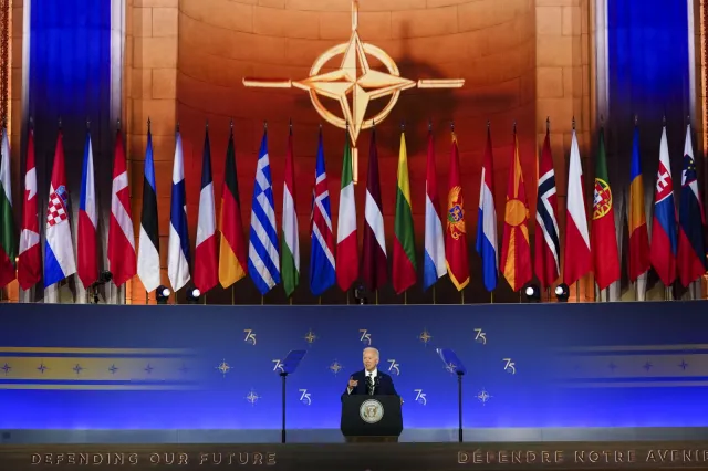 Szczyt NATO. Biden ogłosił udzielenie Ukrainie największego dotąd wsparcia i odznaczył Stoltenberga