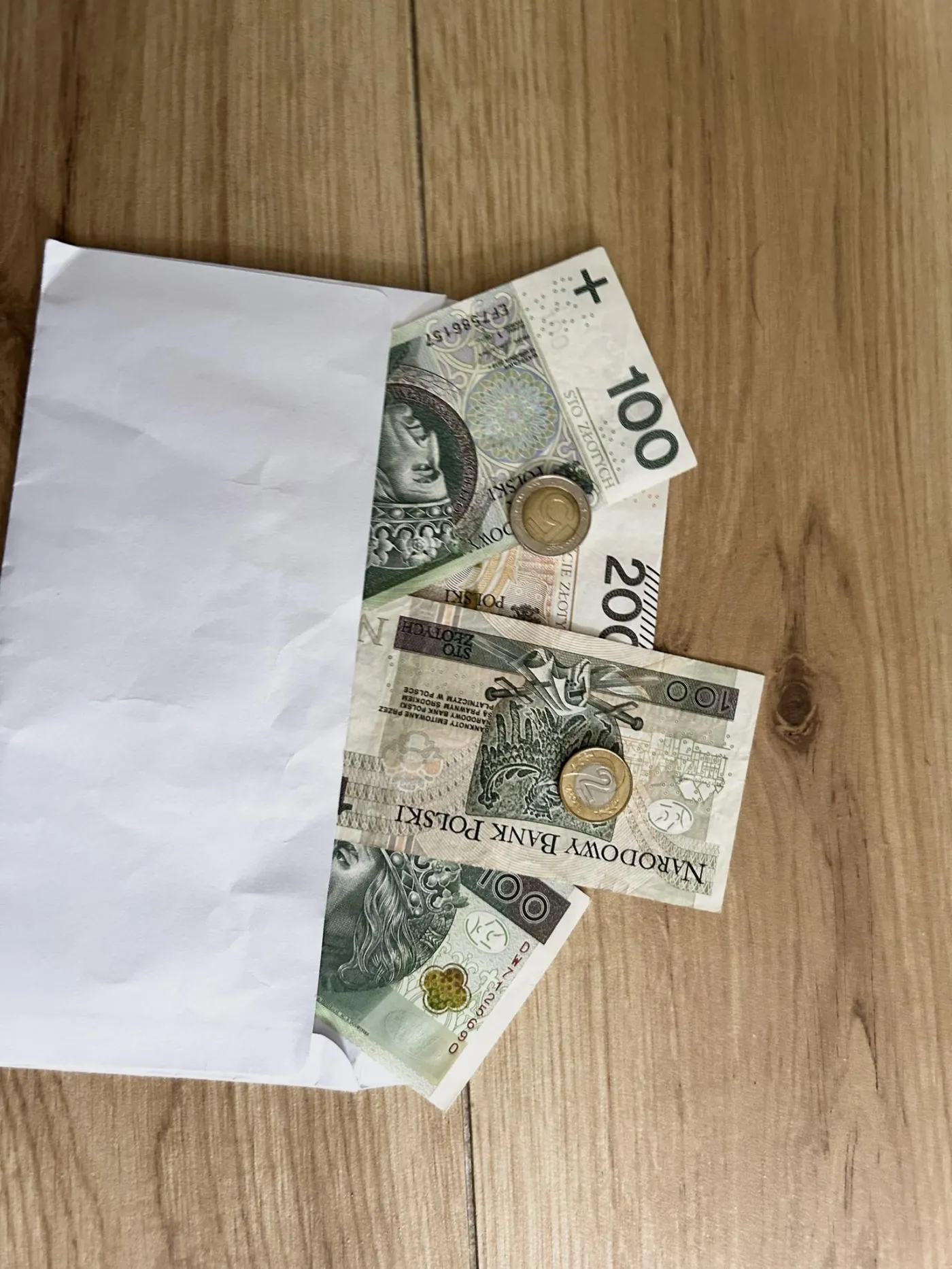 Nowe wyższe stawki minimalnego wynagrodzenia zasadniczego pracowników samorządowych mają wejść w życie od 1 sierpnia 2024 r. z  mocą wsteczną od 1 lipca 2024 r. Od 4 000 zł brutto w I kategorii