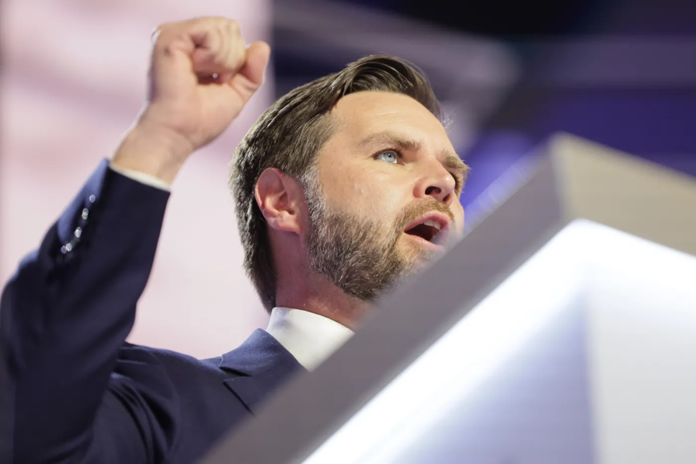 Konwencja Trumpa. Vance: Biden uczynił Amerykę słabszą i uboższą