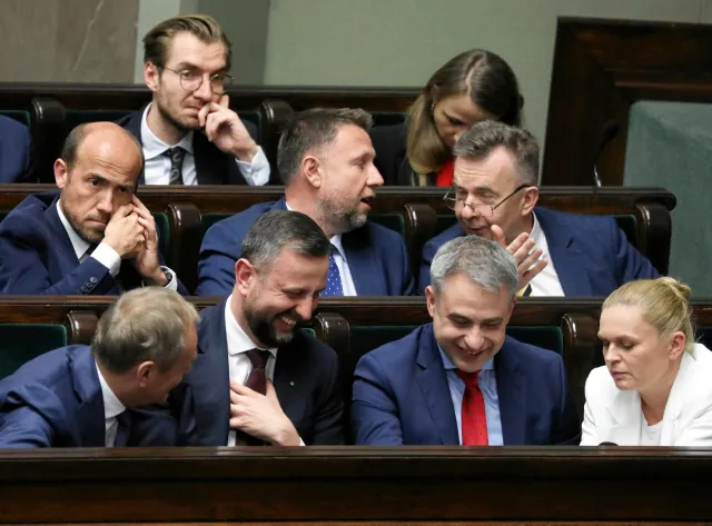 Rekonstrukcja rządu. Tusk na wszelki wypadek przycina partyjny żywopłot
