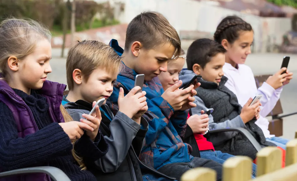 Czy zakazać dzieciom smartfonów? Lepiej stworzyć im interesujący świat