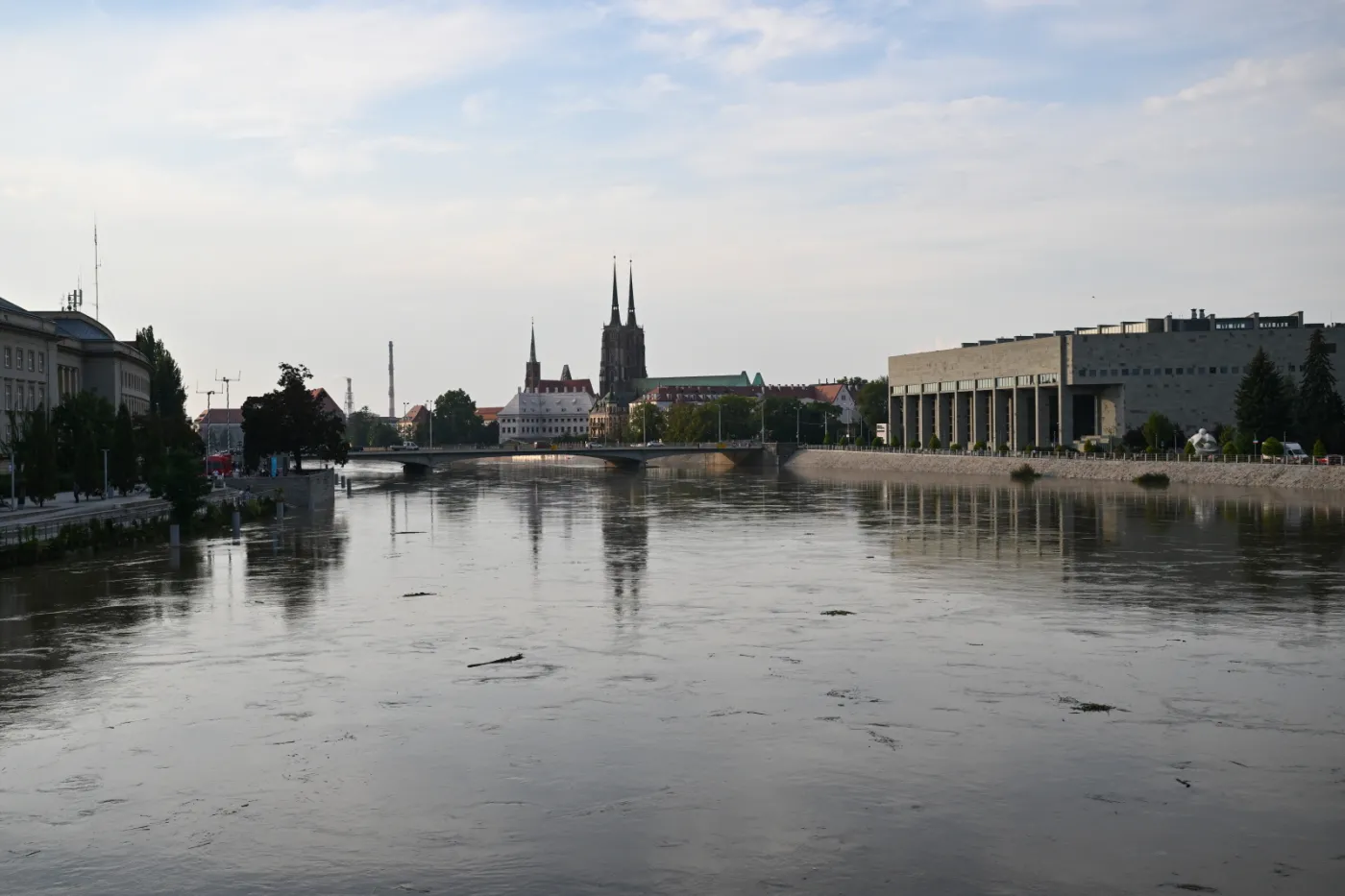 Kolejny dzień walki z powodzią. Do Wrocławia dotarła fala kulminacyjna na Odrze