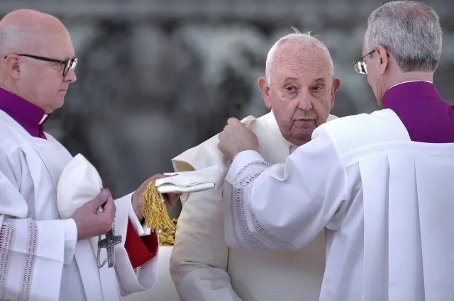 Papież Franciszek trafił do szpitala. Kardynał Re ujawnia szczegóły