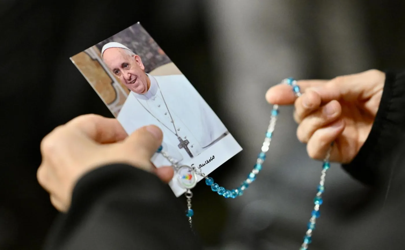 Papież Franciszek nadal w szpitalu. Jego stan jest krytyczny, ale stabilny