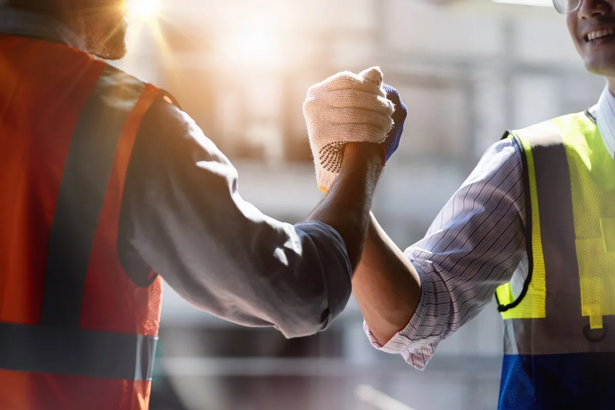 relacje międzyludzkie ludzkie umiejętności miękkie współpraca teamwork teambuilding praca zespołowa porozumienie przyjaźń hrm
