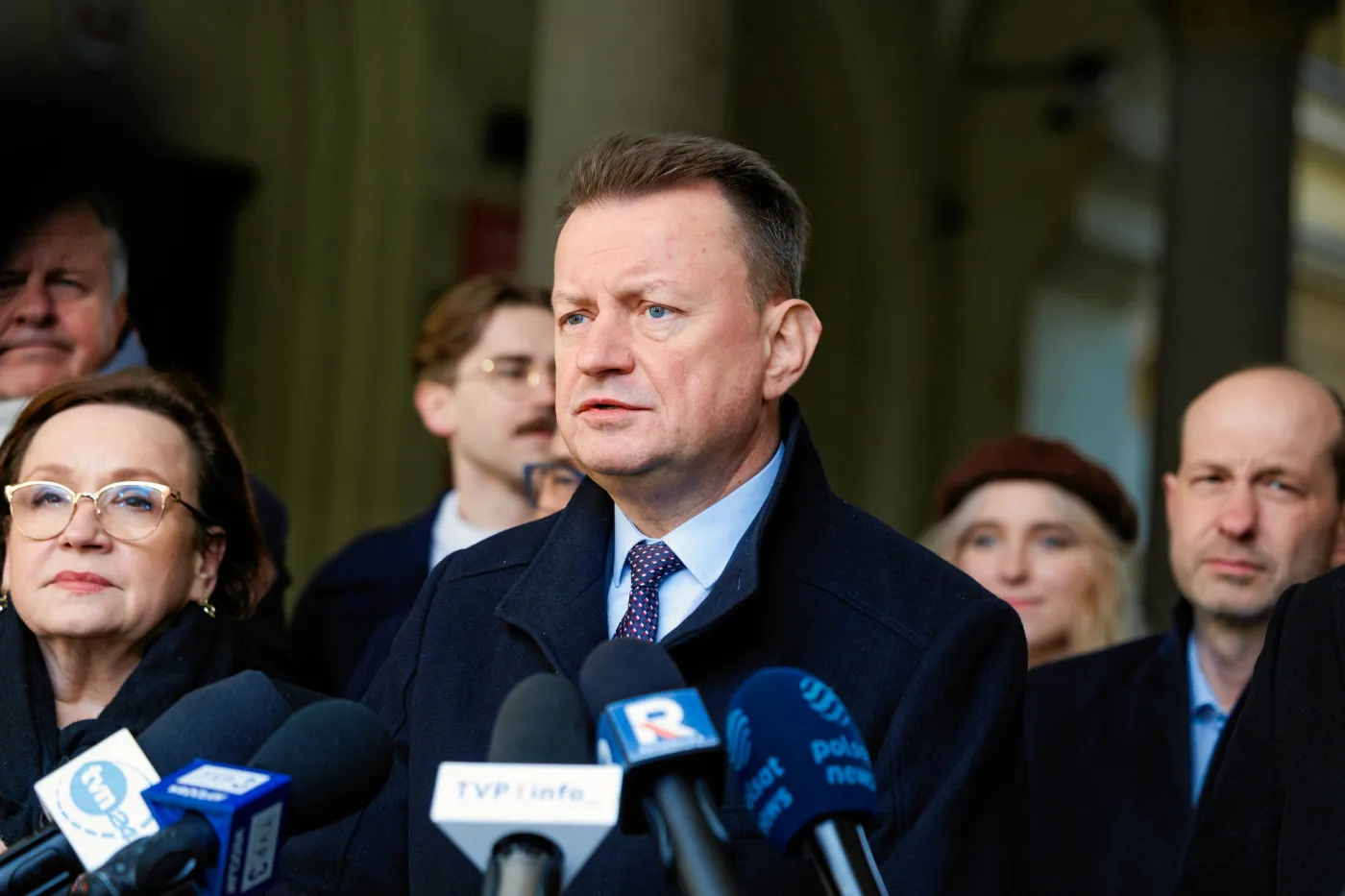 Błaszczak dotarł do prokuratury. Usłyszy zarzut naruszenia tajemnicy państwowej