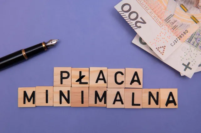 Najniższa krajowa w 2026 r. Ile pracownik dostanie „na rękę” – wyliczenia i stawki