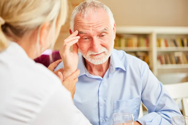 Alzheimer zaczyna się nawet 20 lat wcześniej. Pierwsze objawy pojawiają się na długo przed diagnozą [LISTA]