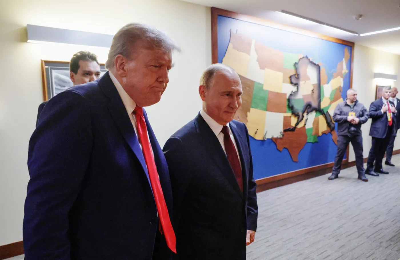 Prezydent Rosji Władimir Putin (z prawej) i prezydent USA Donald Trump (z lewej) po spotkaniu w bazie Joint Base Elmendorf-Richardson w Anchorage na Alasce