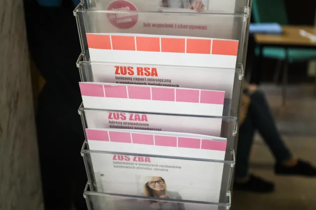 Zasiłek opiekuńczy pod lupą ZUS. Przez nowe przepisy możesz go łatwiej stracić