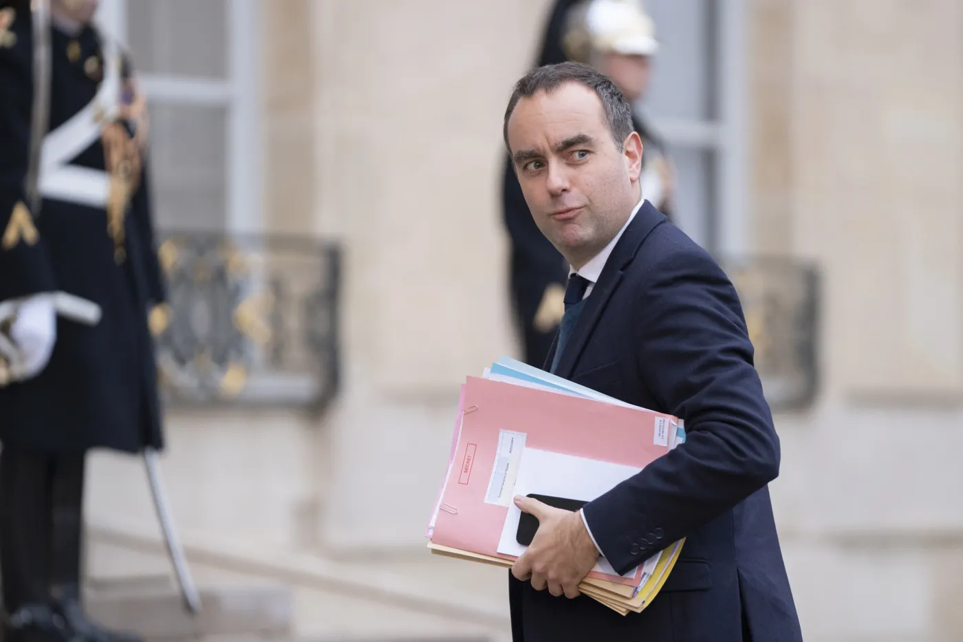 Premier Francji zaproponował zawieszenie reformy emerytalnej