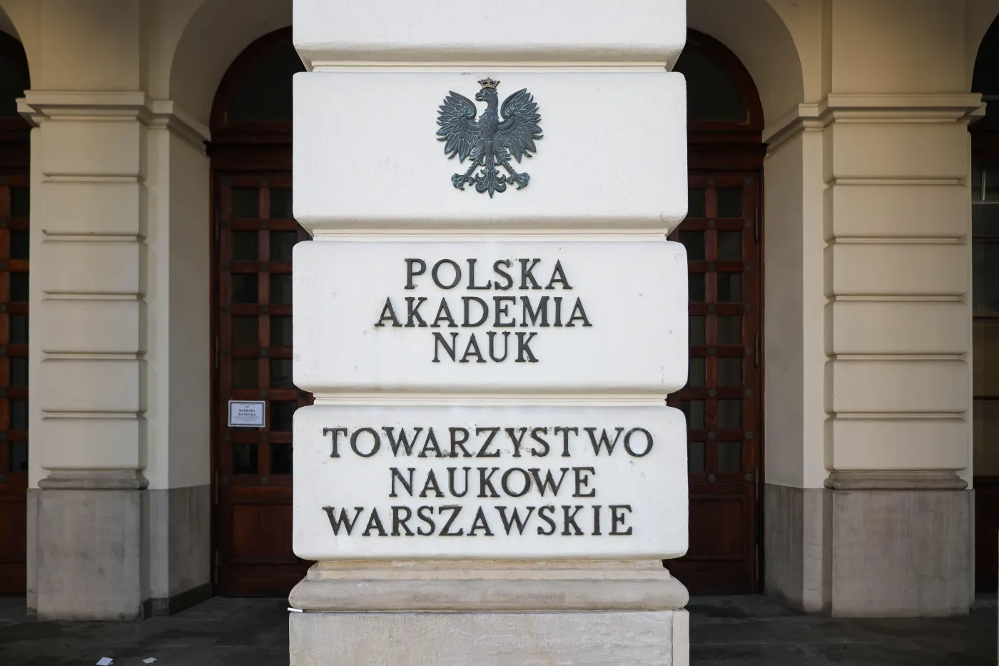 Reforma Polskiej Akademii Nauk: Czy nowa ustawa zatrzyma młodych naukowców? Spór o kontrakty na czas określony i zmiany w ewaluacji jednostek