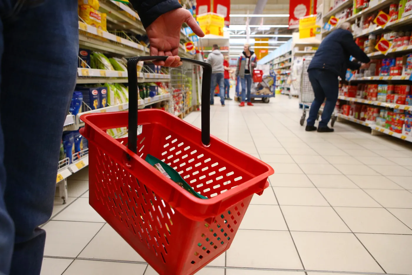 Sylwester 31 grudnia 2025: do której otwarte Biedronki, Lidl i Dino? Gdzie zrobisz zakupy?