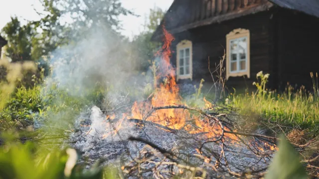 Ognisko na działce i w plenerze w 2026 r. – gdzie wolno palić, a gdzie obowiązuje zakaz? [Przewodnik prawny]