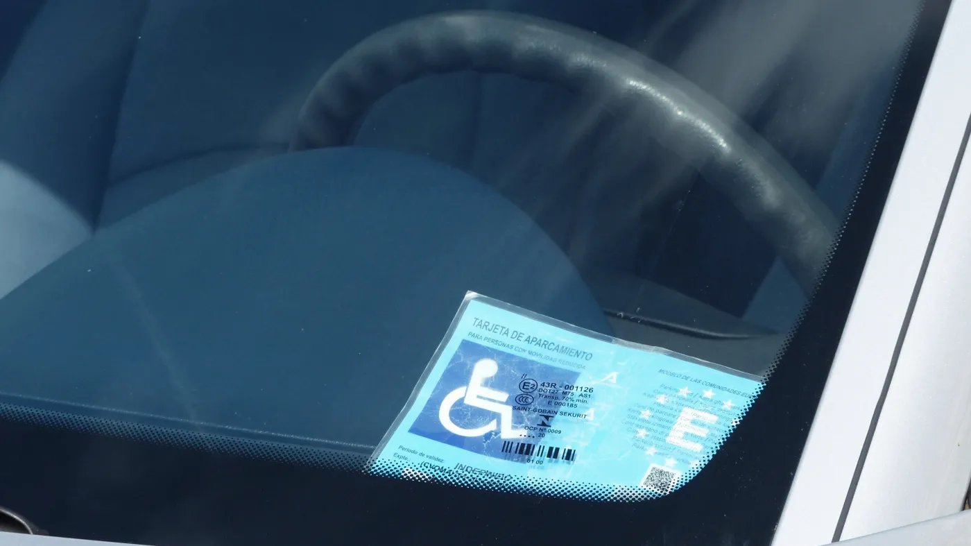 karta parkingowa za szybą samochodu