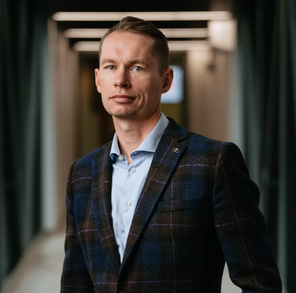 Kamil Wiśniewski, ekspert ds. cyberbezpieczeństwa i wykładowca oraz kierownik studiów podyplomowych „Cyberbezpieczeństwo w praktyce” w Polsko-Japońskiej Akademii Technik Komputerowych