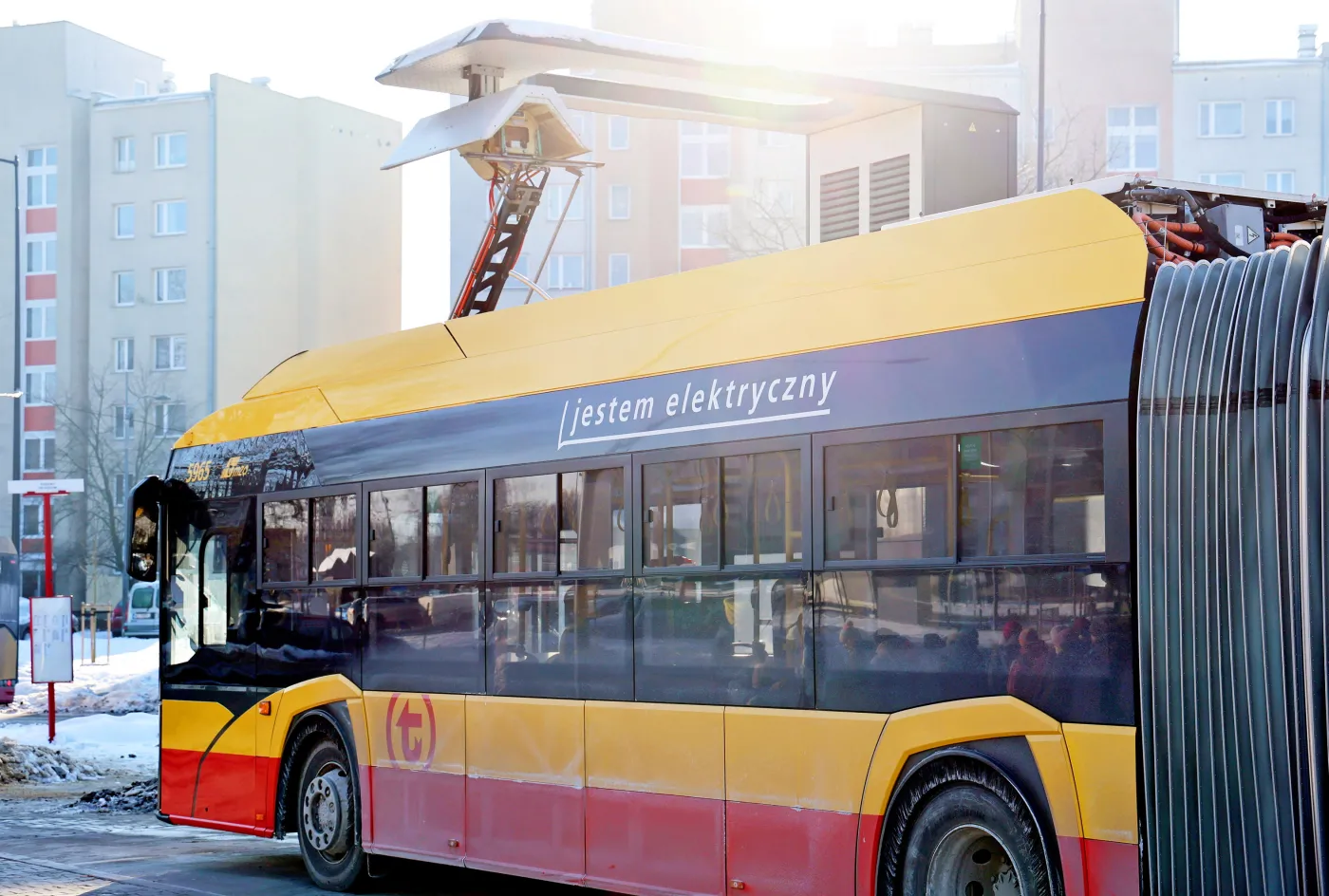 Autobusy elektryczne przegrywają z mrozem. Czy zakup wyłącznie pojazdów zeroemisyjnych ma sens?
