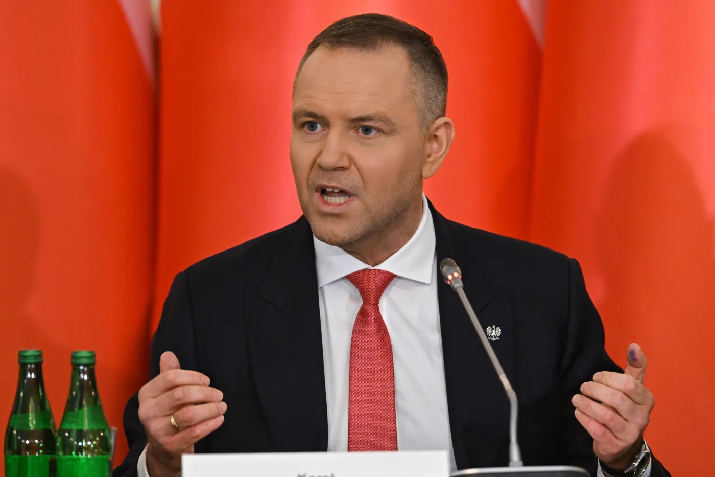 Karol Nawrocki zaprzecza, aby miał relacje finansowe z jakąkolwiek marką. Skomentował sprawę koszulki z otwarcia igrzysk