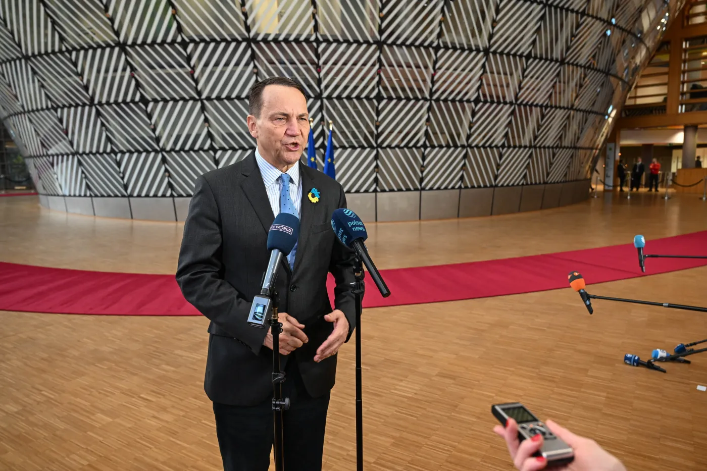 Sikorski uderza w Orbana: Węgry blokują 90 mld euro dla Ukrainy