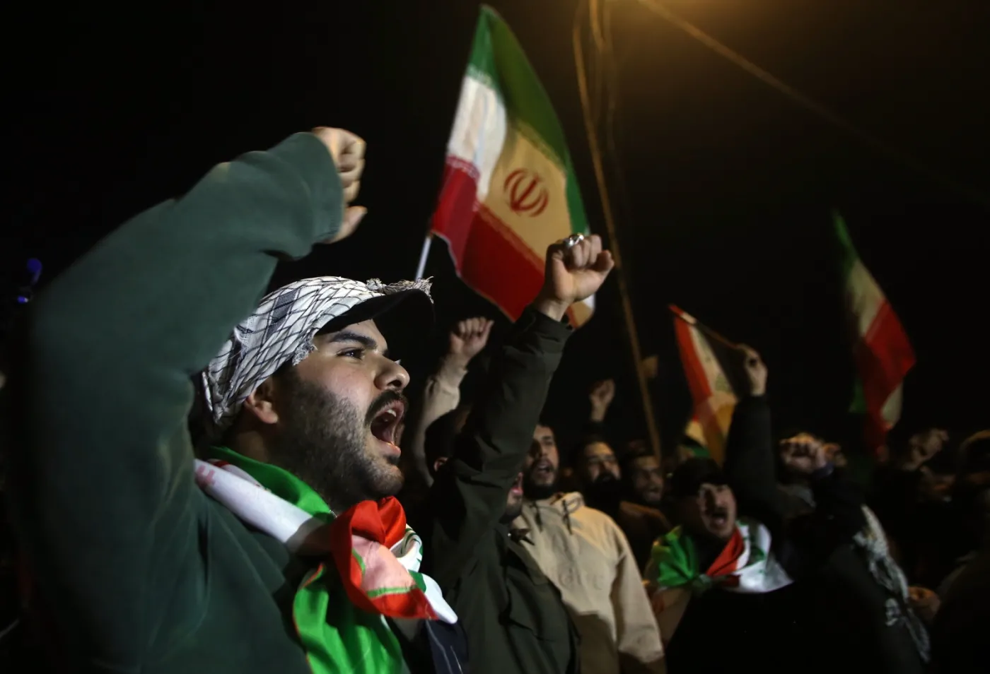 Protesty w Pakistanie i Iraku po atakach na Iran. Szturm na konsulat USA w Karaczi