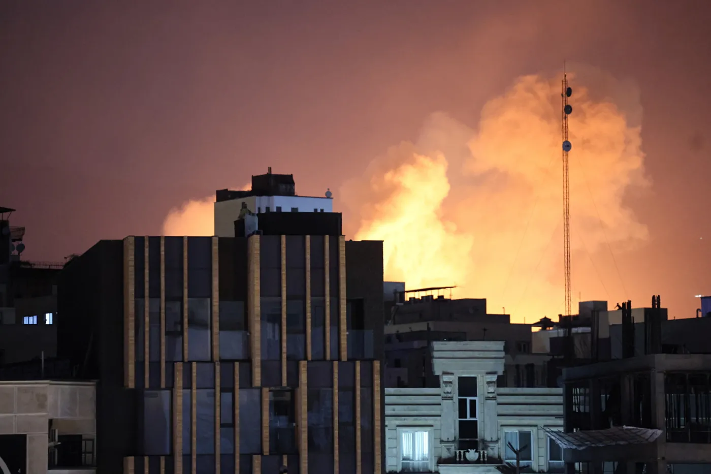Teheran zaatakował konsulat USA w Dubaju. Grozi atakiem na Albanię