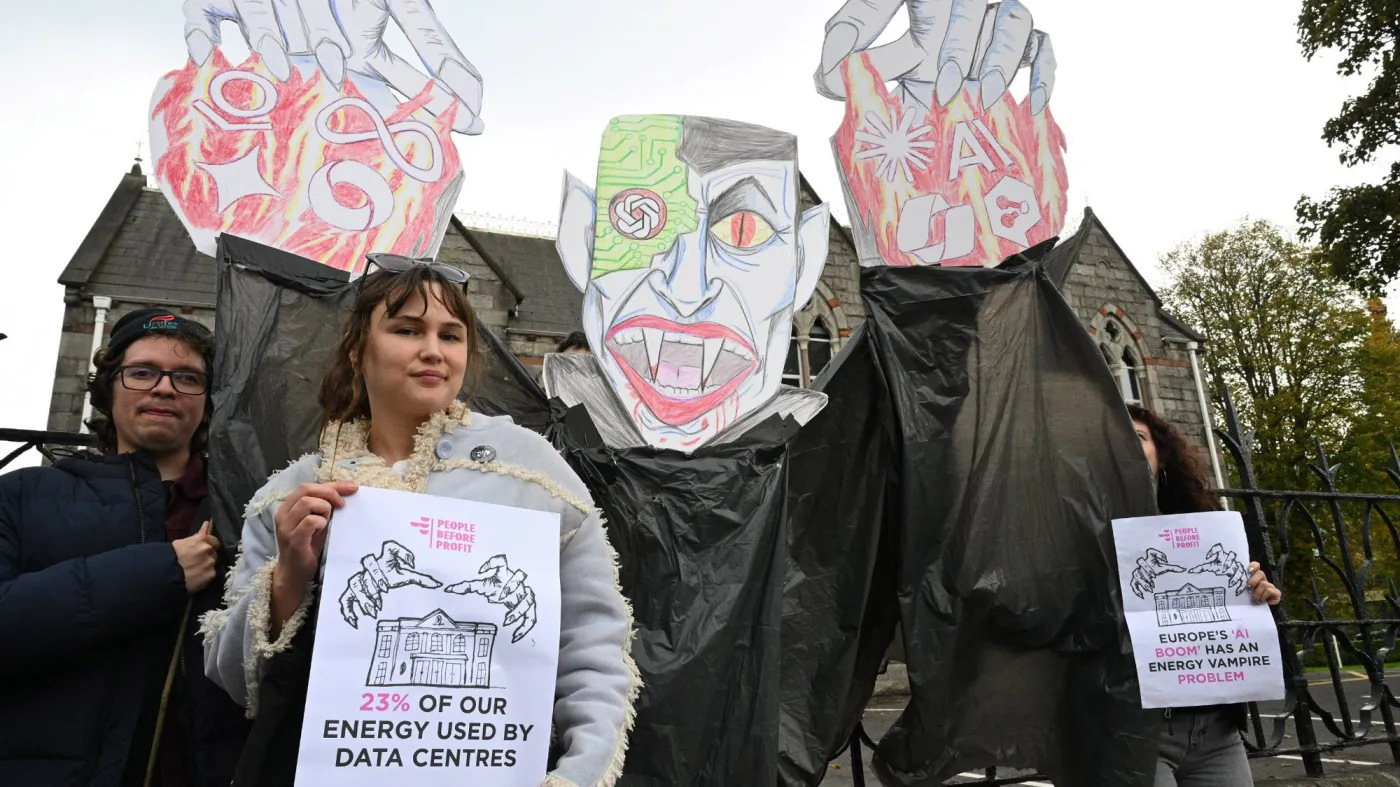 Protest przeciwko centrom danych przed budynkiem, w którym odbywa się międzynarodowy szczyt poświęcony sztucznej inteligencji (International AI Summit 2026) w Dublinie.