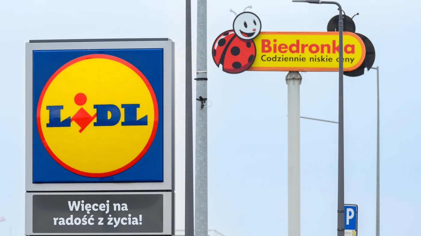 Logo sklepów Lidl i Biedronka. Porównanie zarobków i warunków pracy w 2026 roku