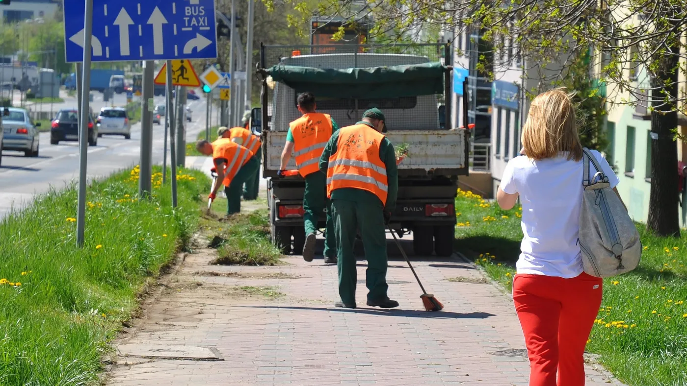 Służby porządkowe sprzątają chodnik.