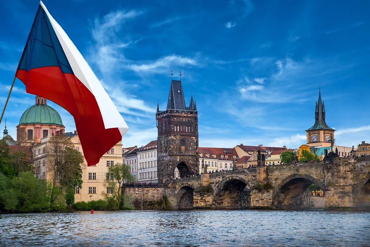 praga most karola, czeska flaga, Wełtawa - jak przebiegała dyskusja w Czechach o ratyfikowaniu konwencji stambulskiej