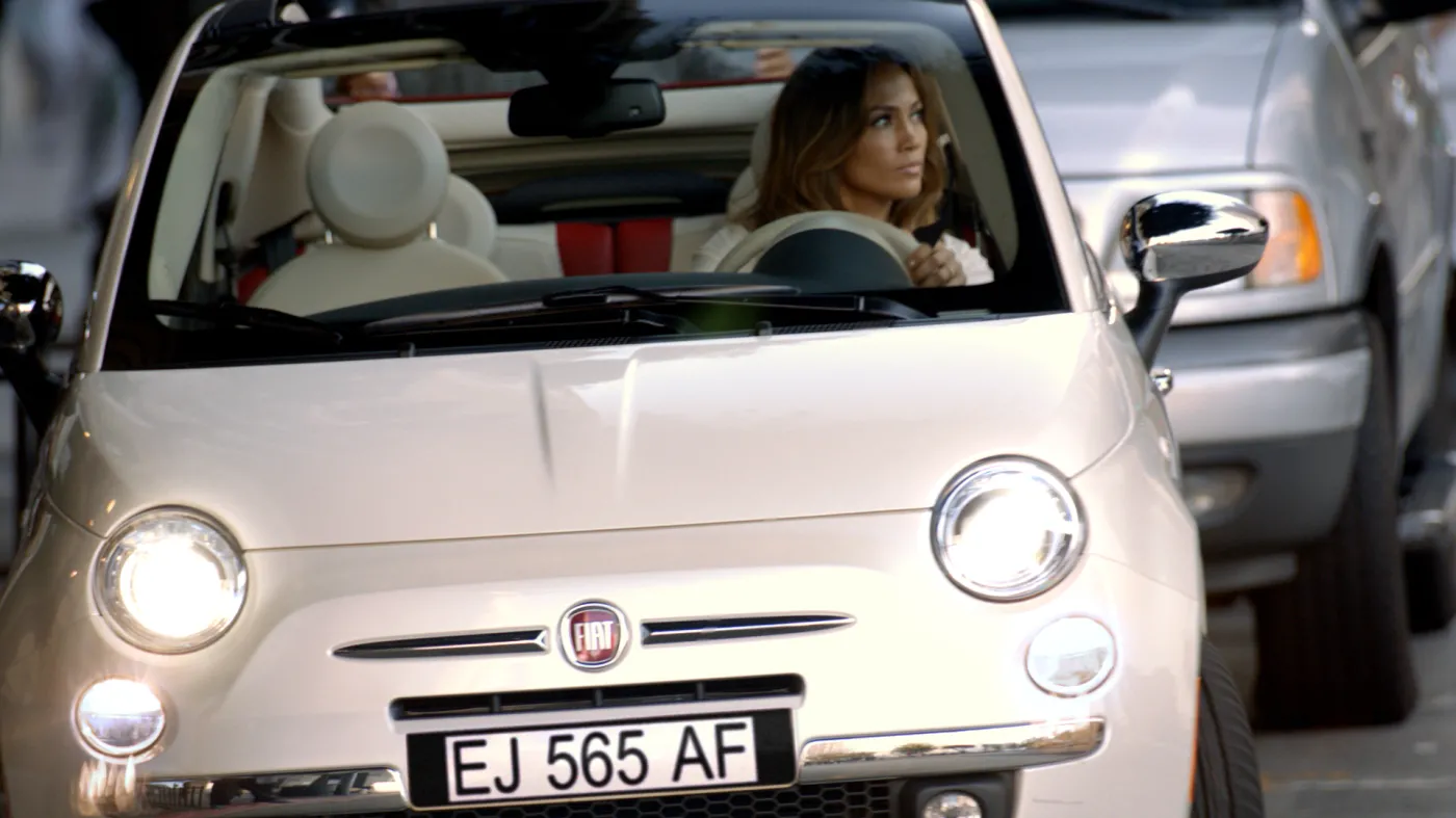 Kadr ze spotu reklamowego Fiata 500 z udziałem gwiazdy Jennifer Lopez 