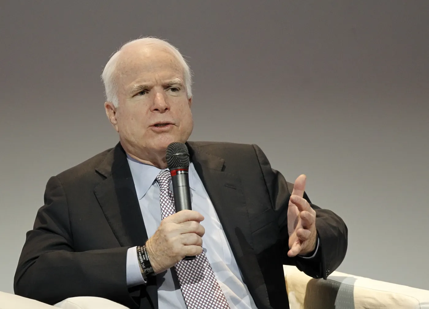 Szef Pentagonu broni wycofania wojsk z Iraku, ściera się z McCainem