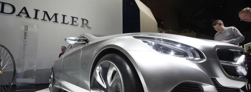 Goście oglądają pojazd Daimler Mercedes F800, model sportowy, prezentowany na walnym zgromadzeniu akcjonariuszy w Berlinie, Niemcy