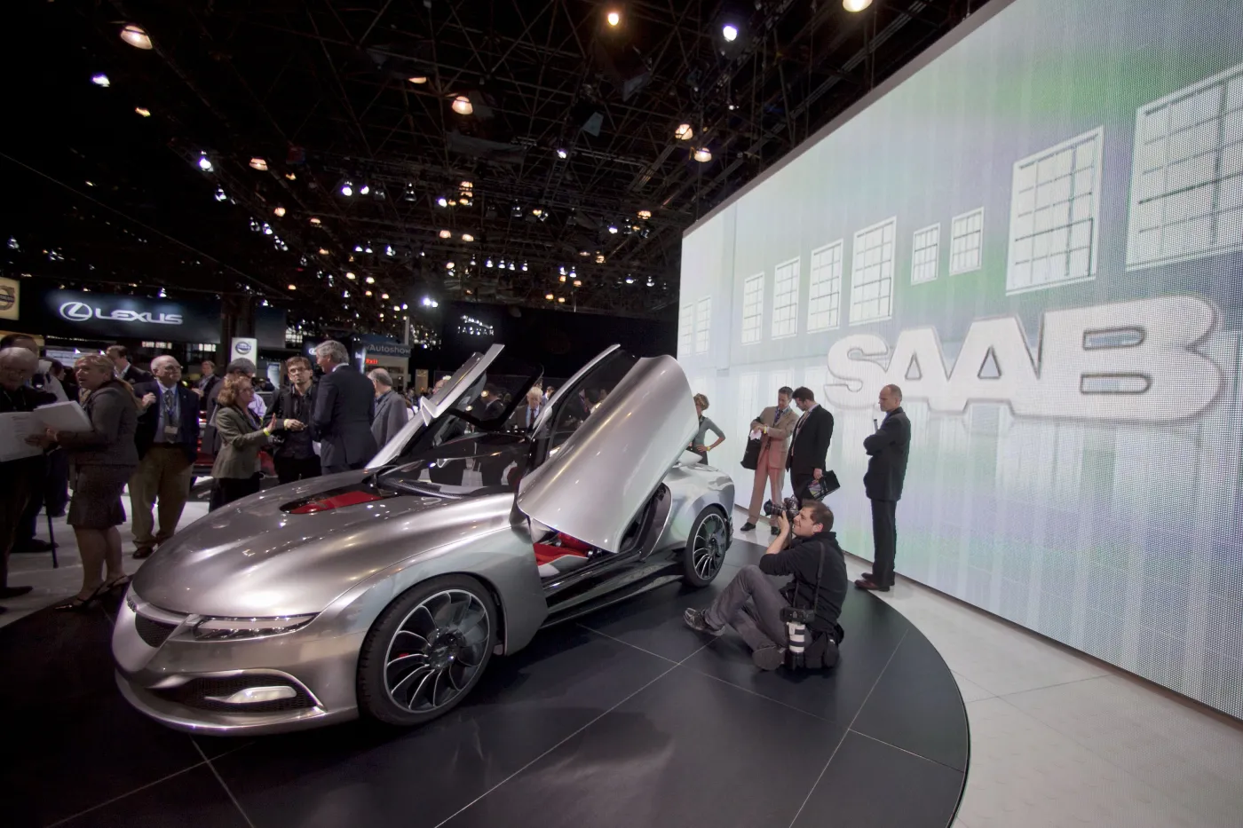 Przedstawiciele mediów oglądają pojazd koncepcyjny Saab PhoeniX na wystawie w New York International Auto Show (NYIAS) w Nowym Jorku, USA