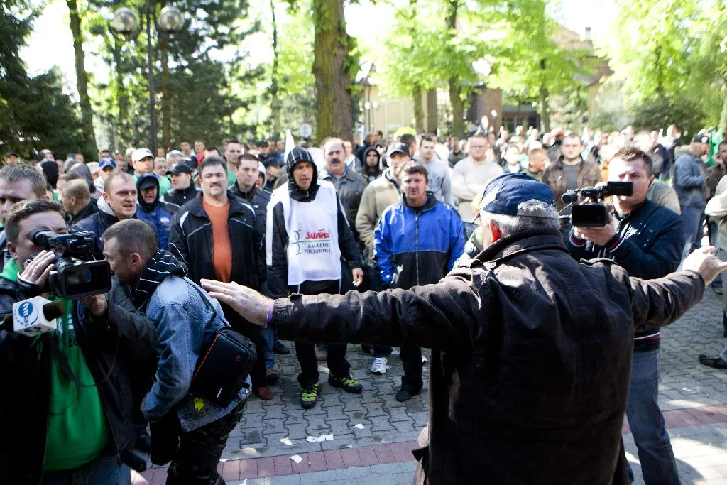 Manifestacja związkowców pod siedzibą KGHM w Lublinie. Poseł i szef ZZPPM Ryszard Zbrzyzny podczas pikiety przed siedzibą KGHM. Fot. Tomasz Folta
