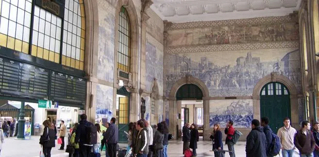 858336-sao-bento-station.jpg