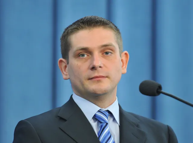 Kownacki tłumaczy się ze wpisu: Płonie pedalska tęcza. Ciekawe ile jeszcze kasy wyda bufetowa na jej renowację