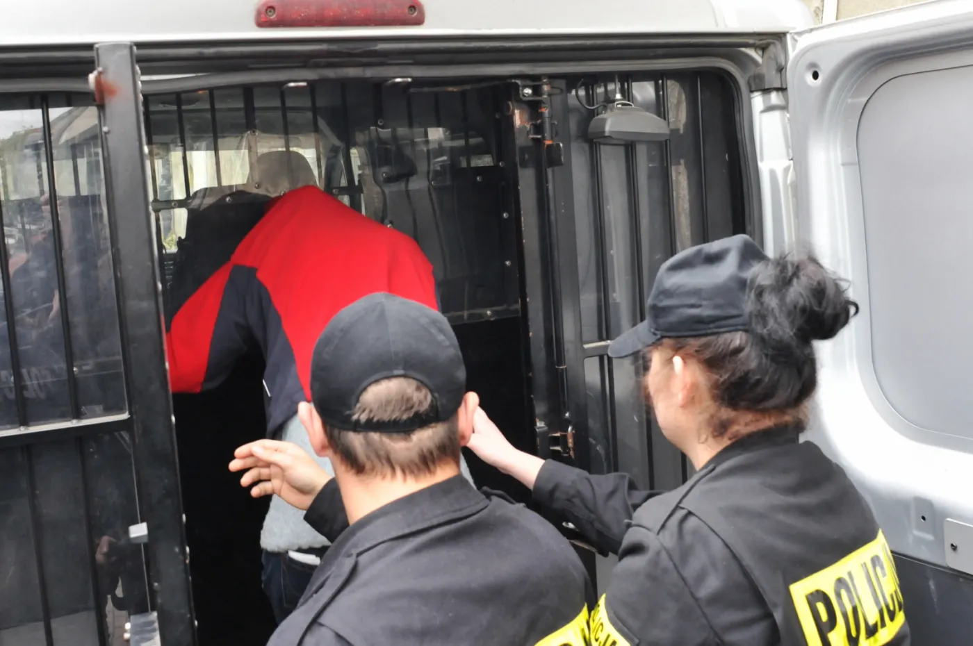 Podejrzana Beata K. opuszcza siedzibę Prokuratury Rejonowej w Gryfinie. Fot. PAP/Marcin Bieleck