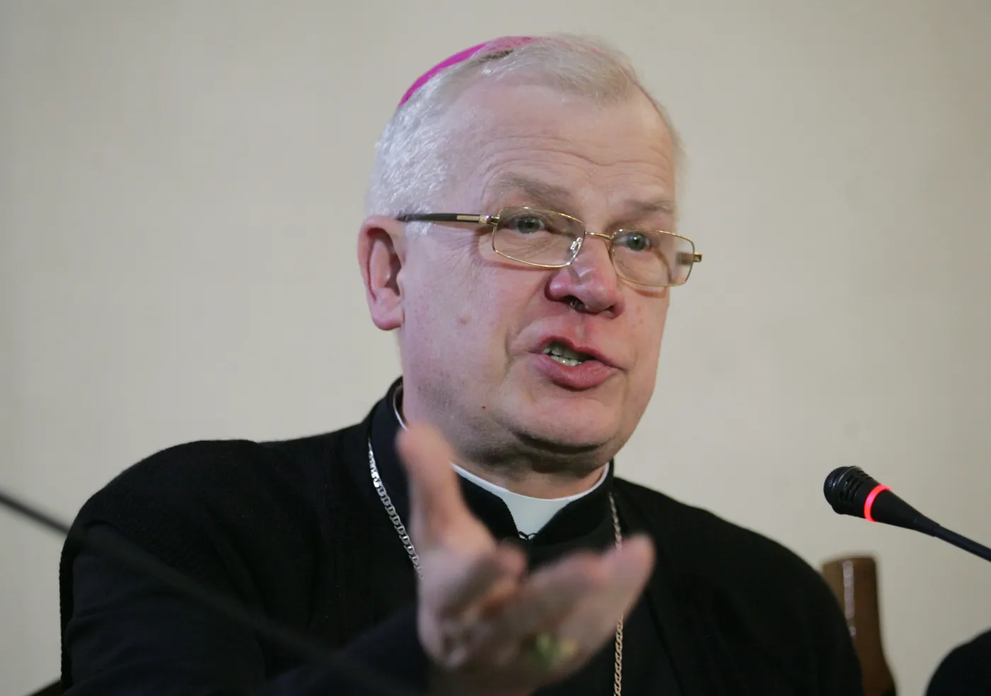 Michalik i Dziwisz o in vitro: Tysiace dzieci w plynnym azocie