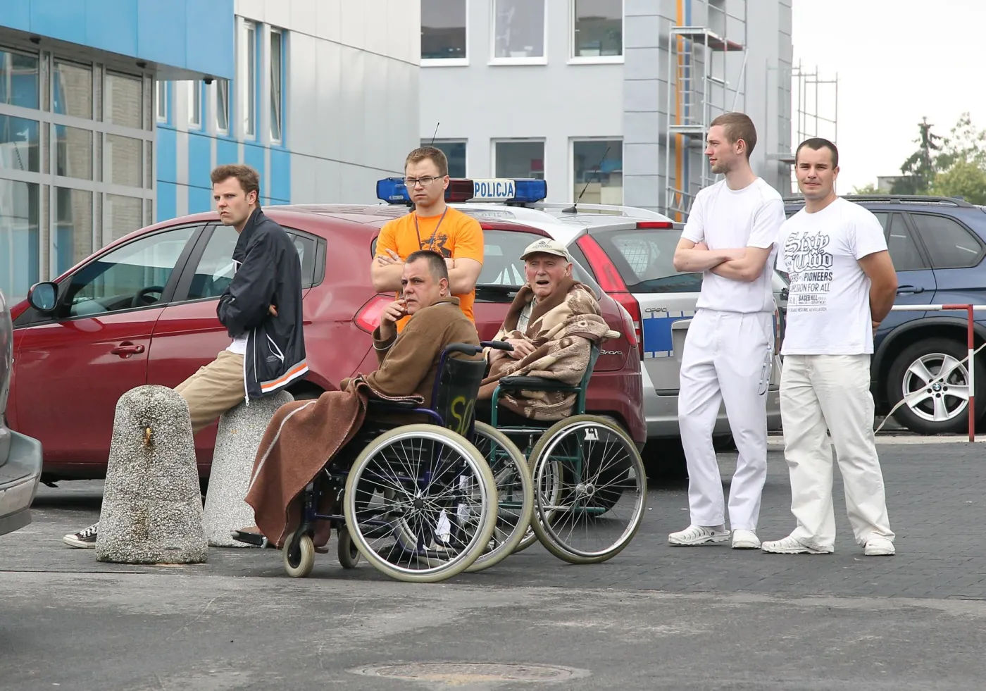 Ewakuowani pacjenci Szpitala Brodnowskiego.