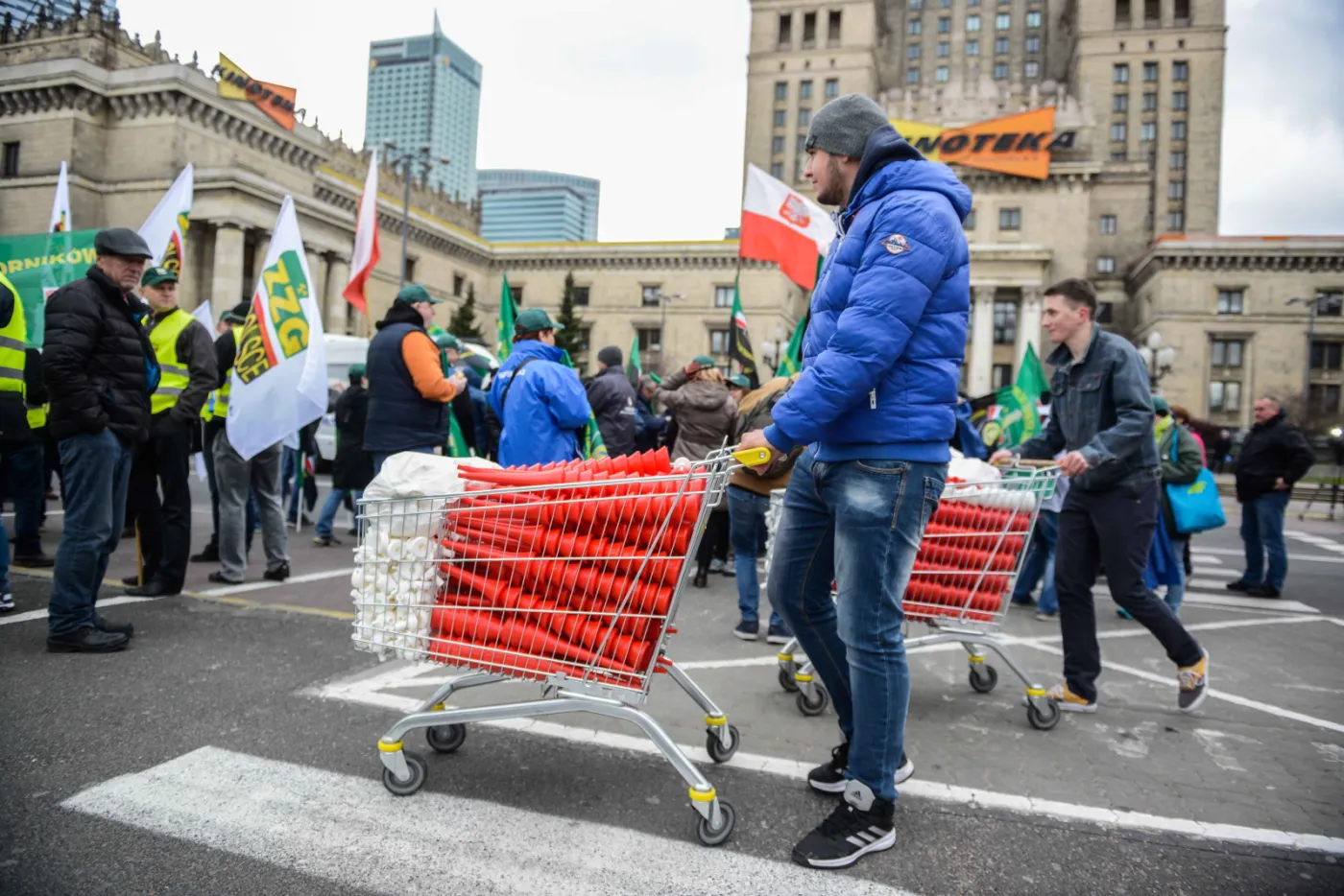 Ruszył marsz gwiaździsty OPZZ. Związkowcy idą przed kancelarię premiera