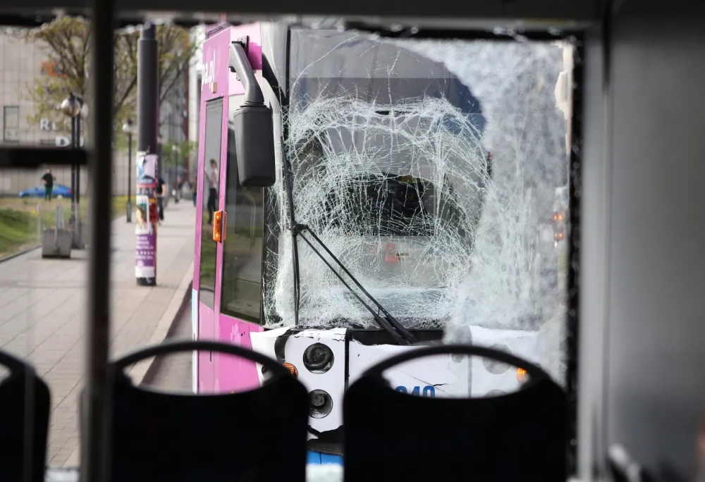 Kraków: Autobus zderzył się z tramwajem. 15 osób poszkodowanych