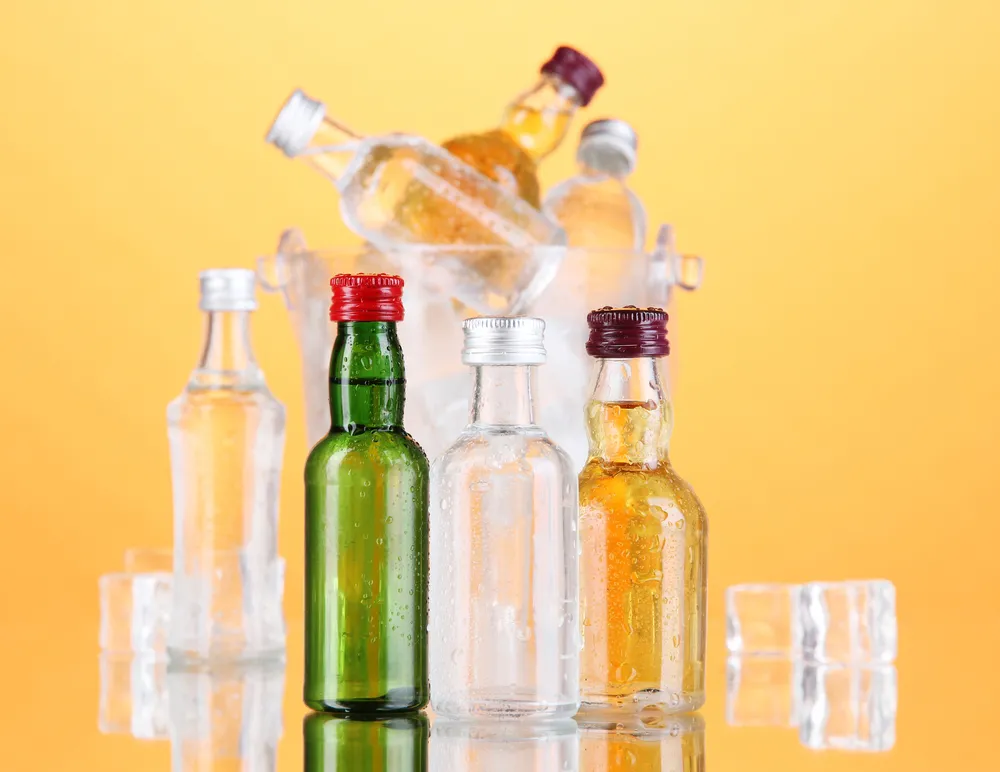2165760-minibar-w-hotelu.jpg