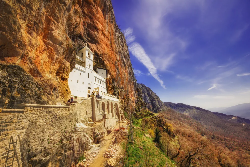 2221767-monastyr-ostrog.jpg