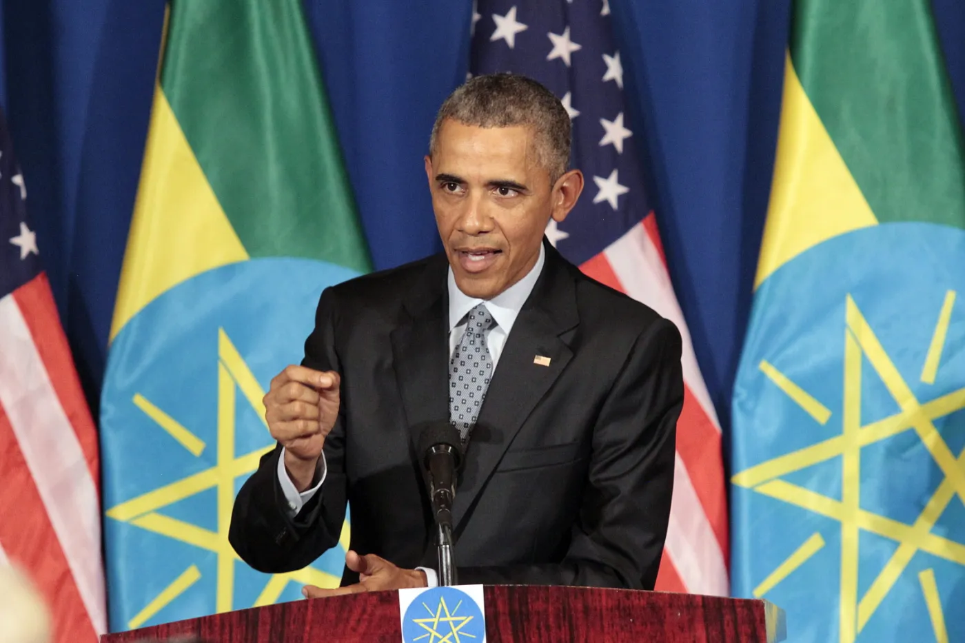 Obama chwali i ostrzega Afrykę