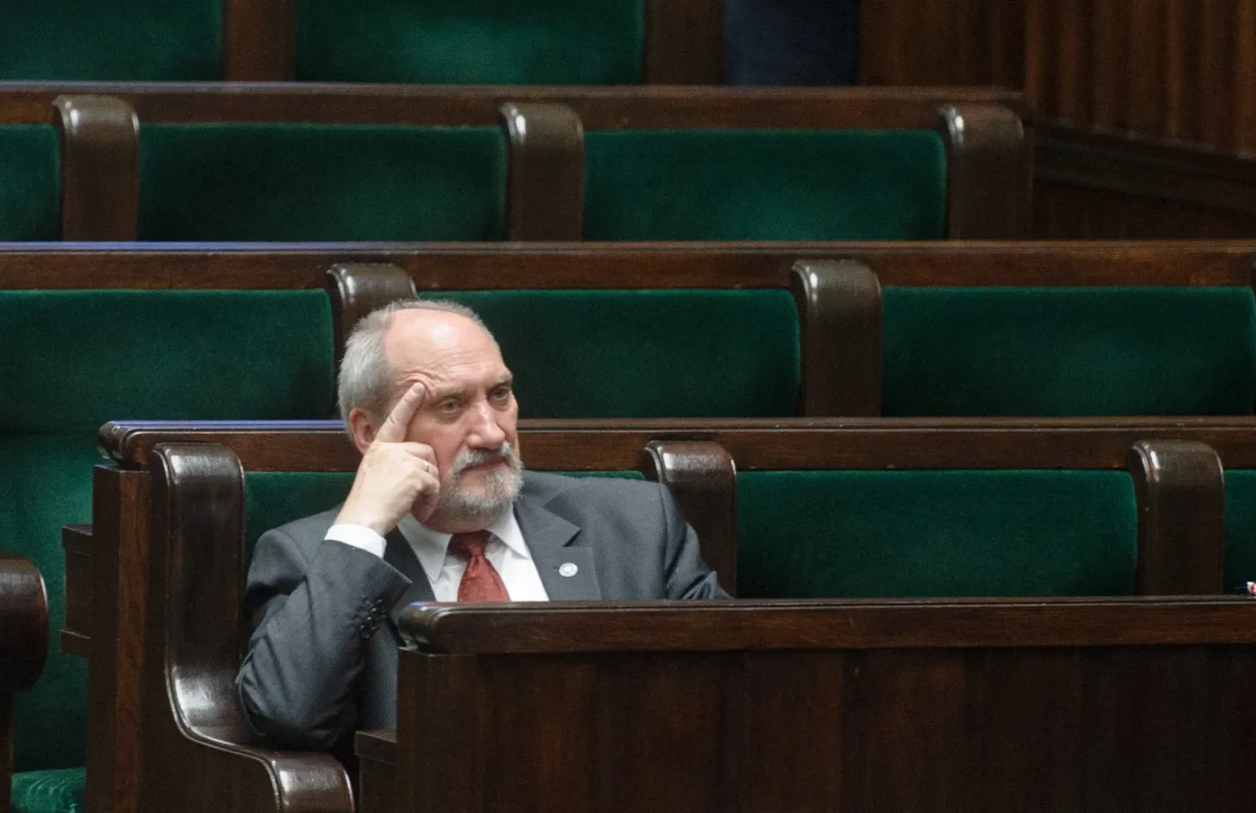 Macierewicz był funkcjonariuszem publicznym czy nie? Na odpowiedź musimy poczekać