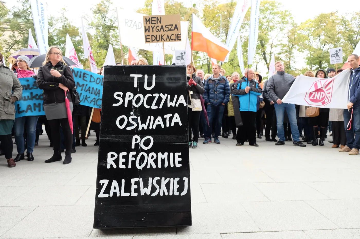Poznań, 10.10.2016. Protest nauczycieli przeciw reformie edukacji, 10 bm. przed Urzędem Wojewódzkim w Poznaniu. Związek Nauczycielstwa Polskiego organizuje pikiety jednocześnie w 17 miastach w Polsce.