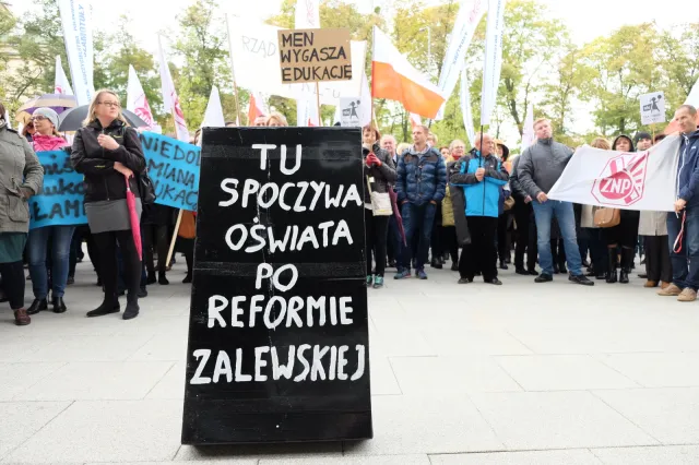 Nauczyciele wyszli na ulice. Protest przeciwko reformie edukacji [ZDJĘCIA]