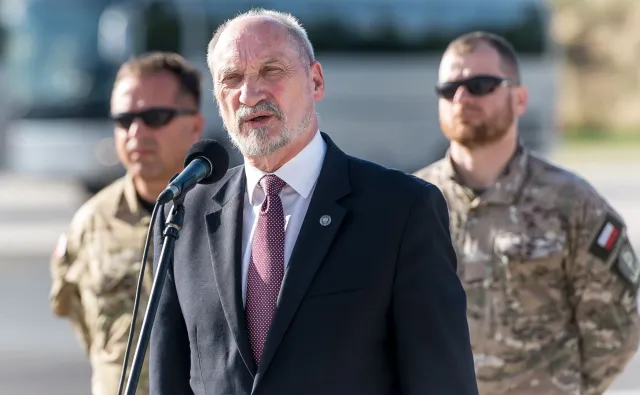 Szef MON składa zawiadomienie do prokuratury ws. książki Tomasza Piątka "Macierewicz i jego tajemnice"