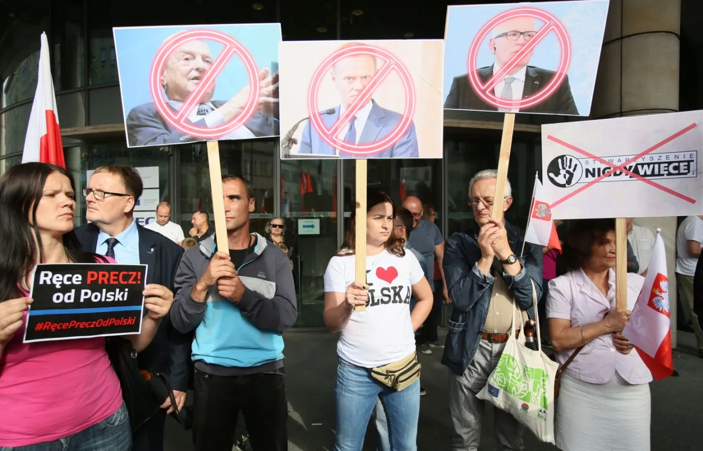 Manifestacja narodowców przed siedzibą KE: "Polska to my, a nie Soros i jego psy"